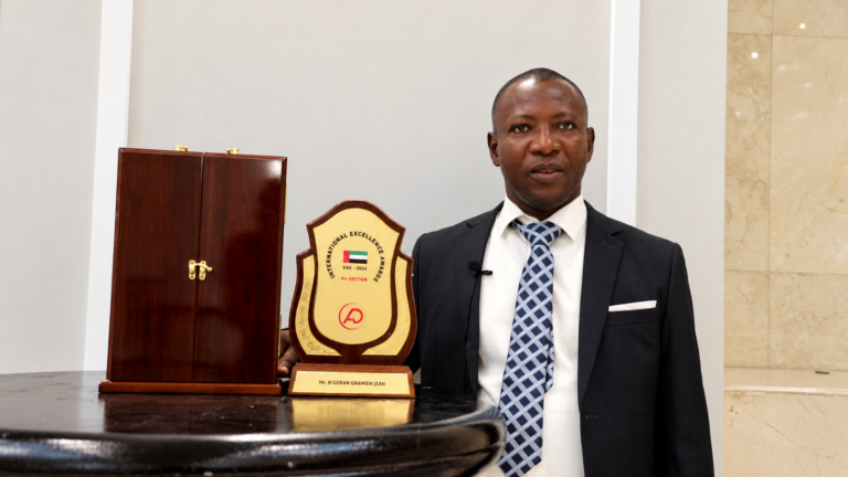 Portrait officiel avec un trophée de distinction